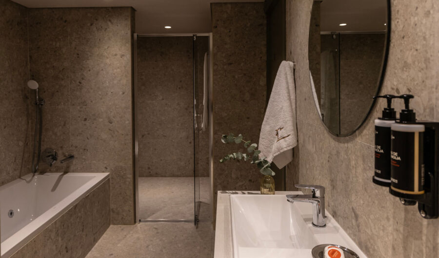Cali Resort Deluxe Bathroom