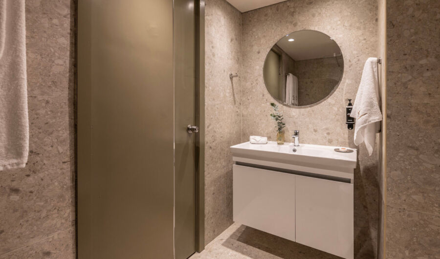 Cali Resort Superior Room inland view bathroom