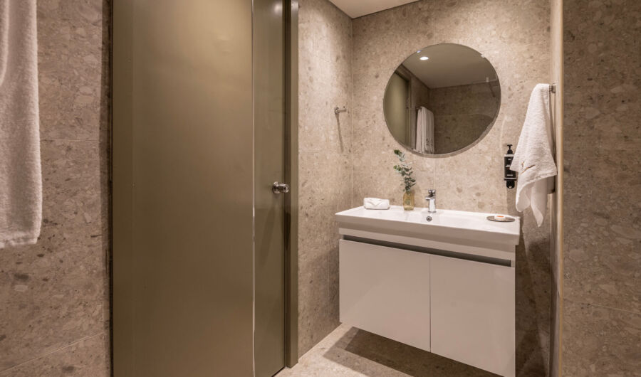 Cali Resort Superior Room sea view bathroom