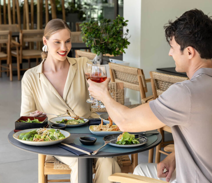 Couple eating at Fiki Ivi Mare restaurant