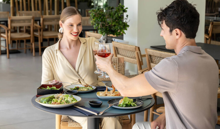 Couple eating at Fiki Ivi Mare restaurant