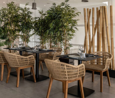 Tables at Ivi Mare Fiki restaurant