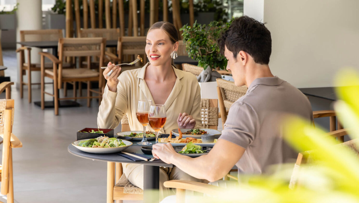 Couple eating at Ivi Mare Fiki restaurant