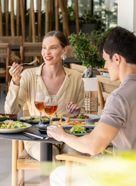 Couple eating at Ivi Mare Fiki restaurant