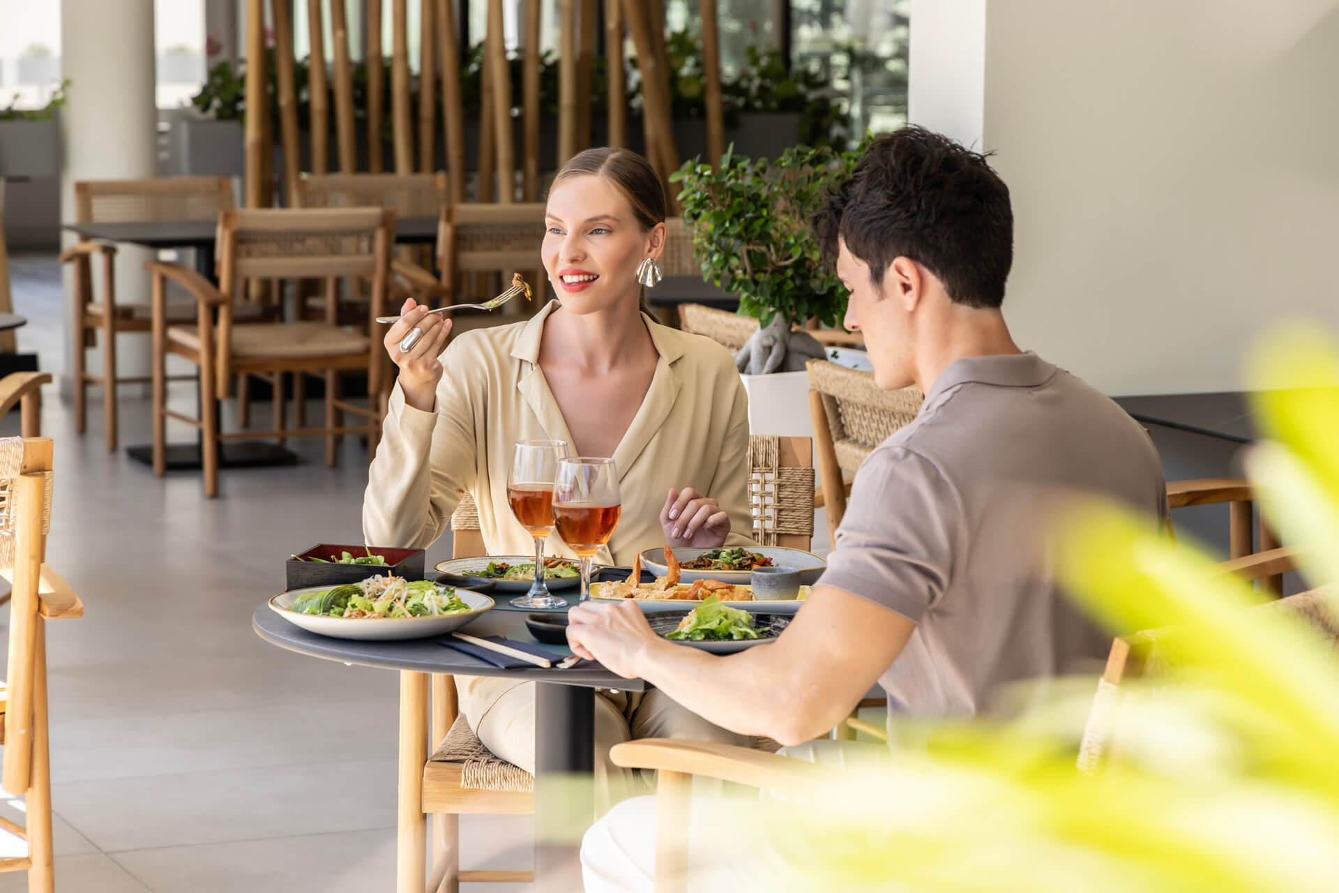 Couple eating at Ivi Mare Fiki restaurant