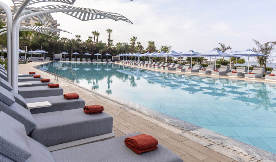 Ivi Mare pool with sunbeds