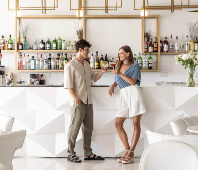 Couple talking at Mirrors Ivi Mare bar
