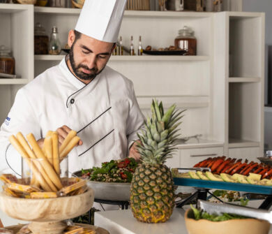 Chef preparing food at Ivi Mare Palletes restaurant