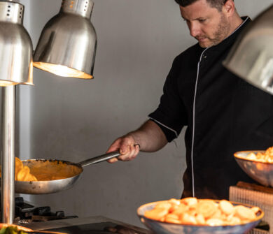 Chef preparing food at Ivi Mare Palletes restaurant