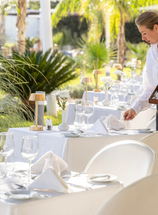Waiter preparing tables at Ivi Mare Palletes restaurant