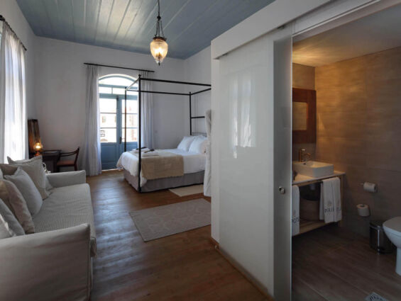 Polis 1907 Room bedroom and bathroom