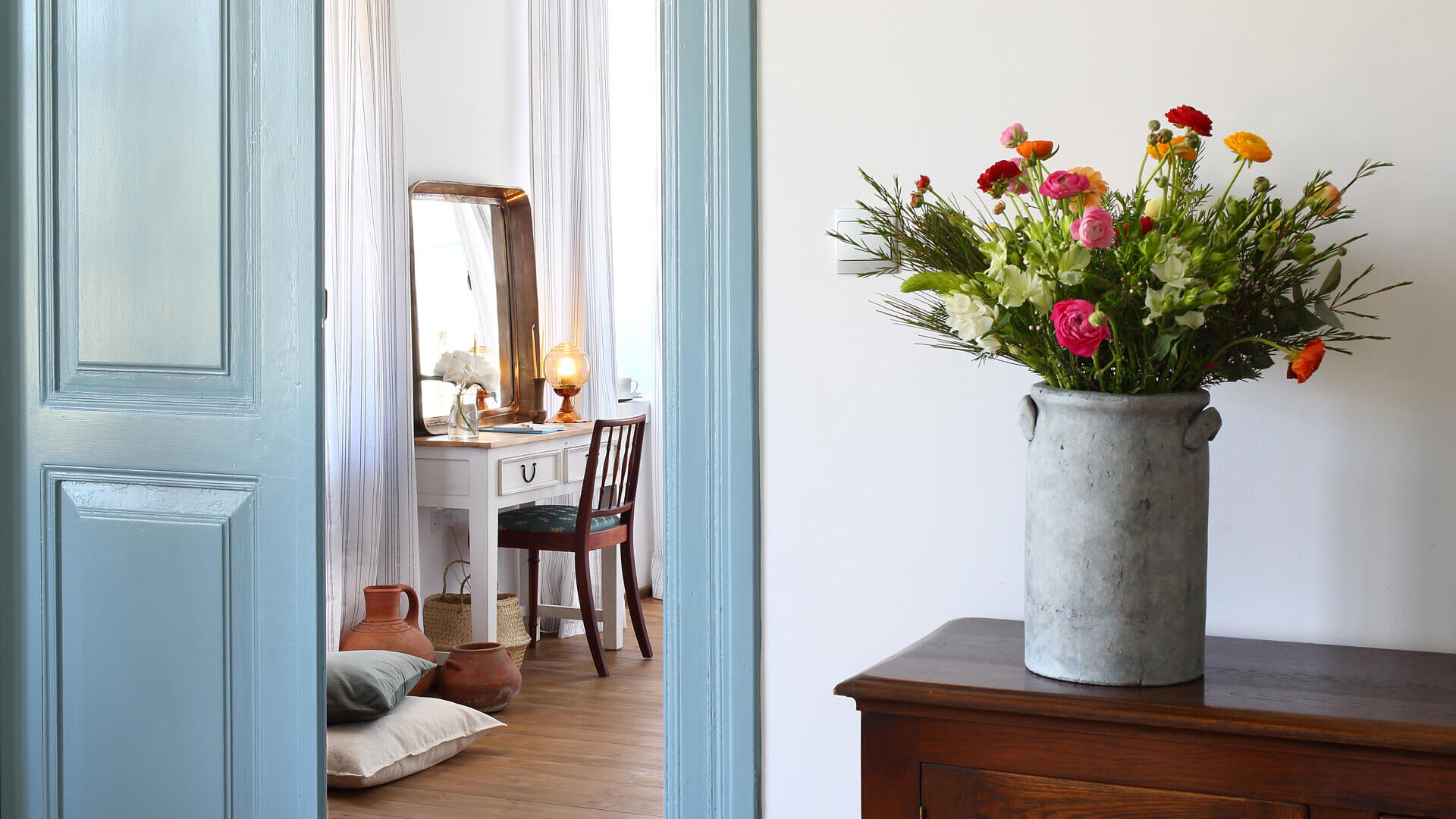 Polis 1907 entrance to room with arrangement of flowers