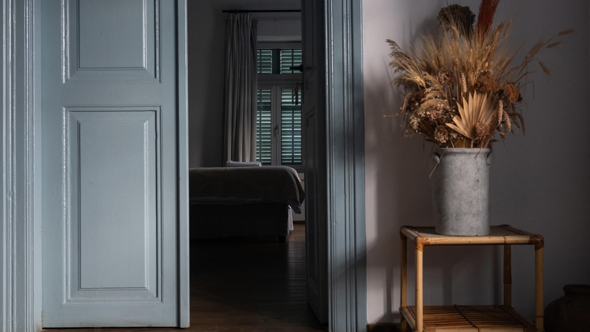 Polis 1907 Room with dried Flower arragement