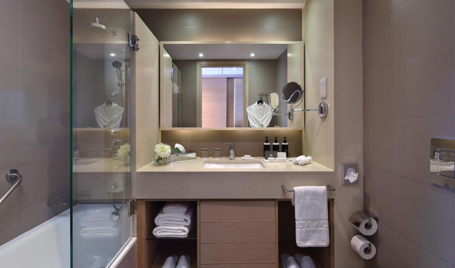 Royal Apollonia Deluxe room bathroom