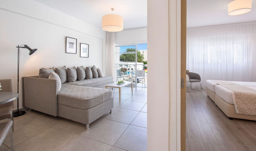 Sofianna Deluxe Pool Room Sitting area