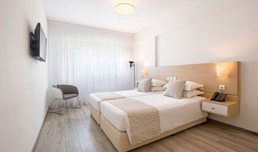 Sofianna Deluxe Pool Room bedroom
