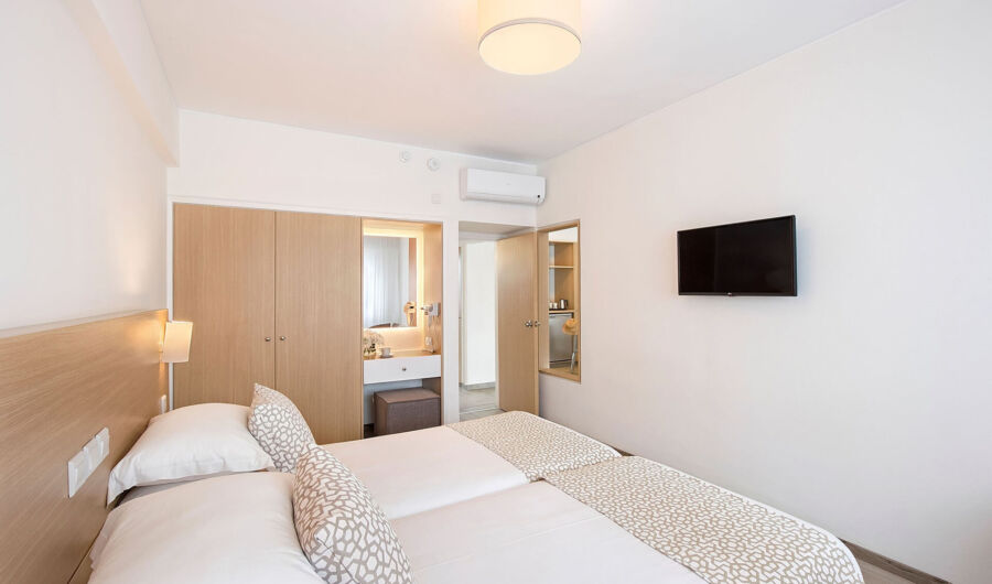 Sofianna Deluxe Pool Room bed