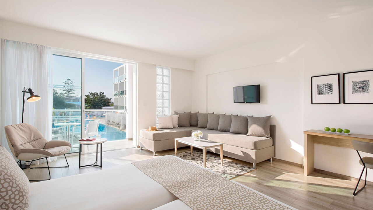 Sofianna Superior Pool Sitting area