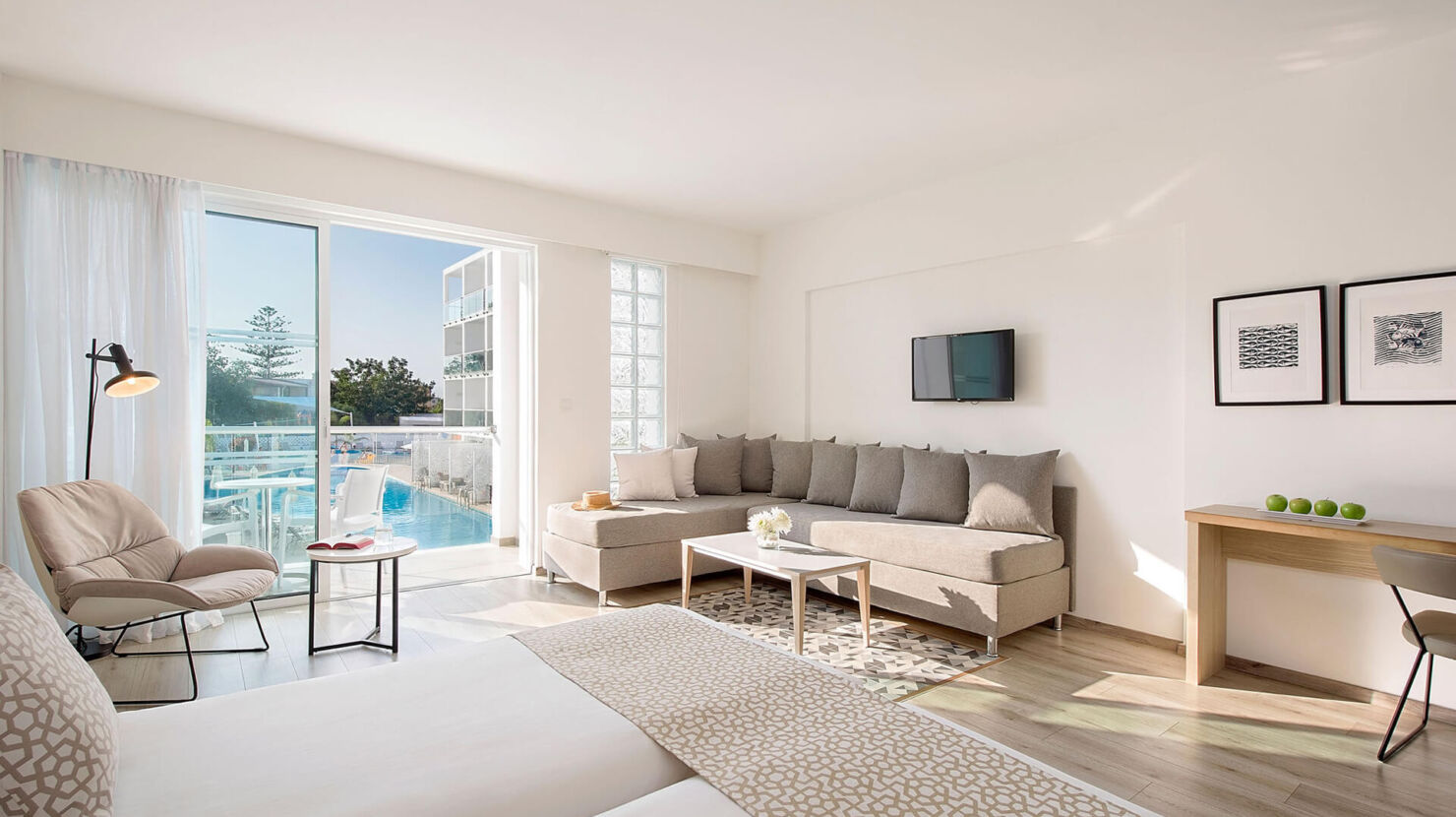 Sofianna Superior Pool Sitting area
