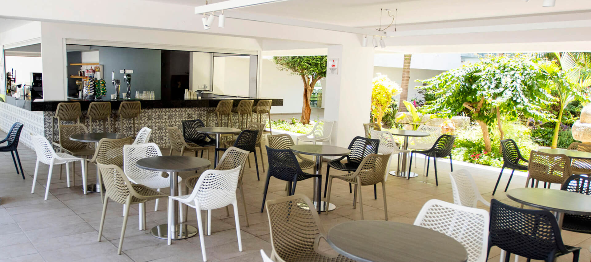 Sofianna Resort Thalassa restaurant bar and tables