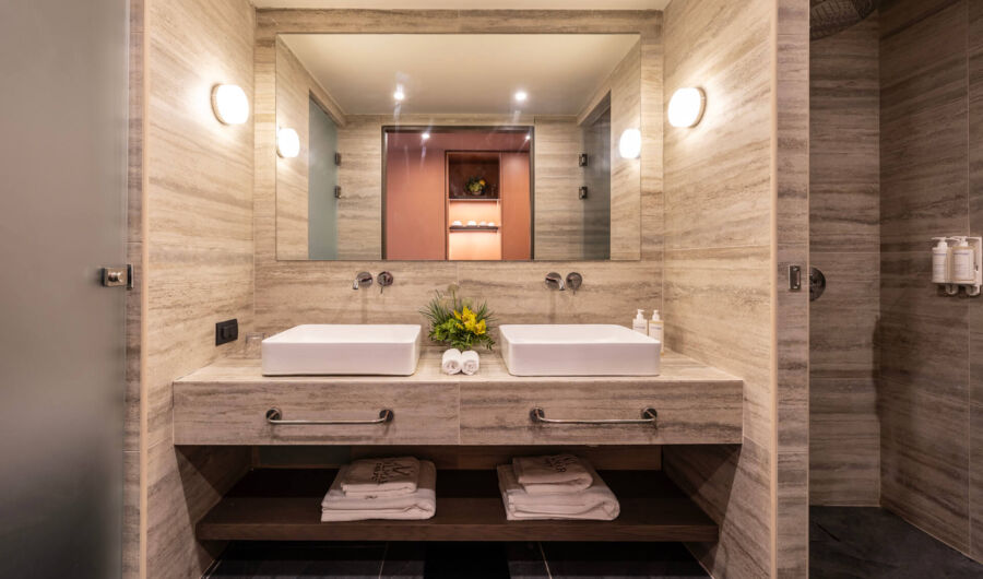 Valmar Double room bathroom
