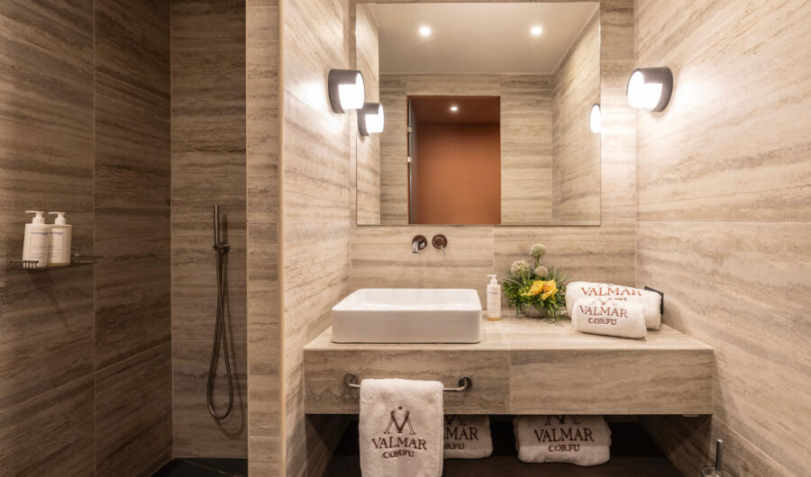 Valmar Triple Room bathroom